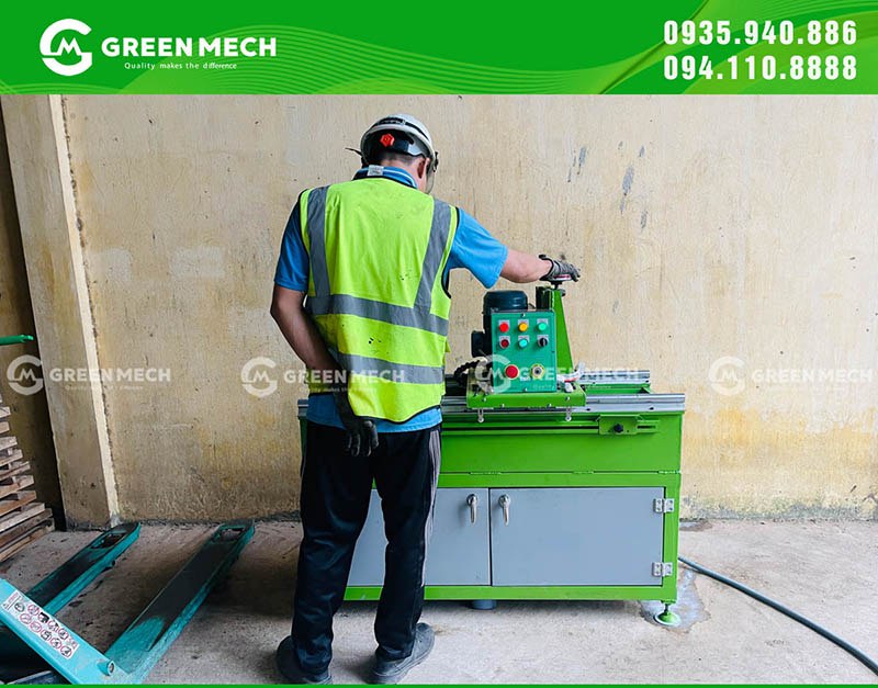 Kỹ thuật viên kiểm tra máy mài dao băm gỗ đi kèm