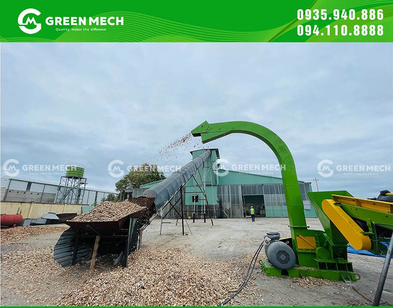 Máy có vòi phun điều chỉnh hướng thuận tiện cho việc vận chuyển dăm băm