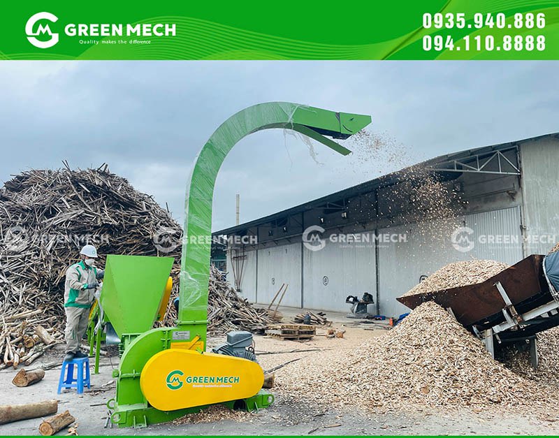 Các kỹ thuật viên của GREEN MECH đang vận hành máy