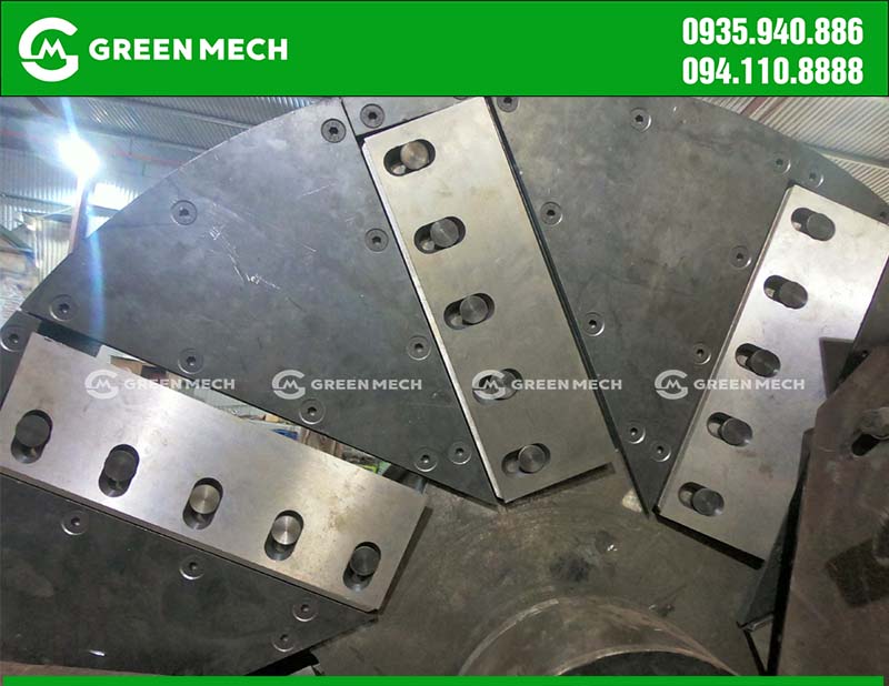 Vật liệu thép hợp kim giúp dao băm đạt độ cứng cao, chịu mài mòn tốt và duy trì hiệu suất cắt ổn định trong quá trình vận hành máy